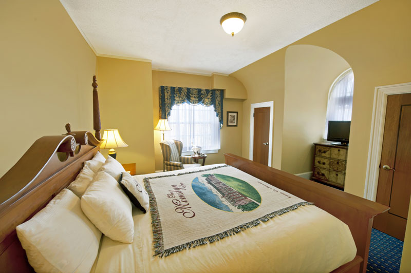 Mimslyn Inn Skyline suite bedroom