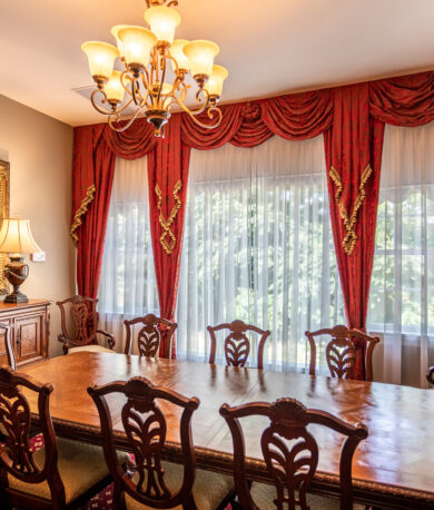 roosevelt meeting room with a chandelier and dining table with 8 seats